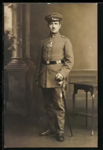 Foto-AK Vize-Feldwebel in Feldgrau Uniform mit Säbel und EK II 1914 am Verleihungstage