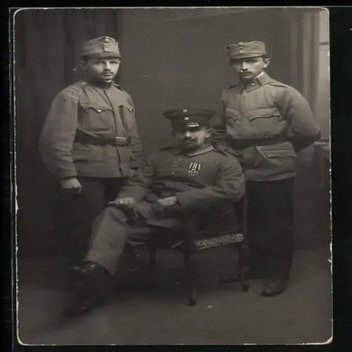 Foto-AK Deutscher Uffz. mit EK II 1914 an Einzeltragespange und zwei k.u.k. Soldaten