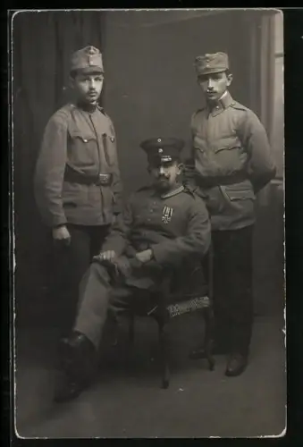 Foto-AK Deutscher Uffz. mit EK II 1914 an Einzeltragespange und zwei k.u.k. Soldaten