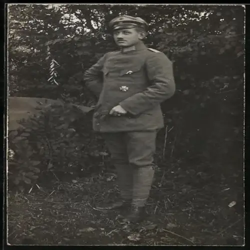 Foto-AK Leutnant in Feldgrau Uniform mit EK I 1914 und Schirmmütze