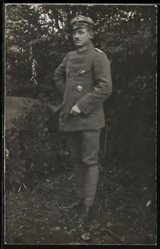 Foto-AK Leutnant in Feldgrau Uniform mit EK I 1914 und Schirmmütze