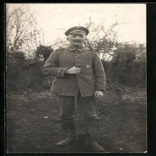 Foto-AK Vize-Feldwebel in Feldgrau Uniform mit EK I 1914 und Band zum EK II 1914