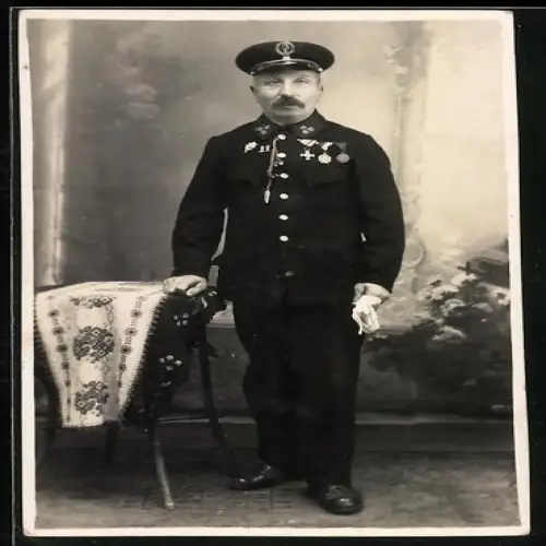 Foto-AK k.u.k. Soldat in Uniform mit Auszeichnungen, dabei Eisernes Verdienstkreuz 1916 und Karl-Truppenkreuz