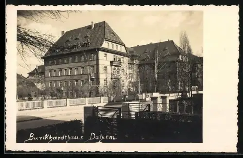 AK Berlin-Dahlem, Burckhardthaus vom gegenüberliegenden Garten gesehen
