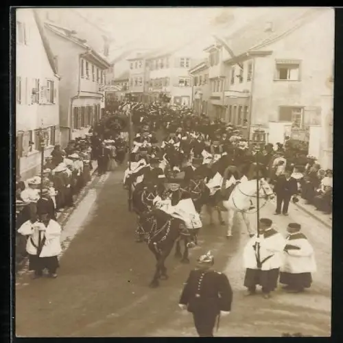Foto-AK Ravensburg / Württ., Prozession auf der Strasse