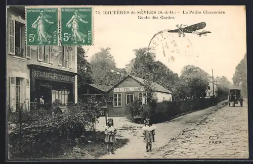 AK Bruyères de Sèvres, La Petite Chaumière Route des Gardes avec enfants et calèche