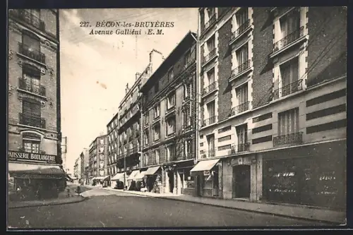 AK Bécon-les-Bruyères, Avenue Gallieni avec bâtiments et commerces