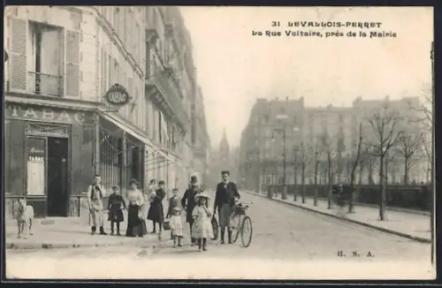 AK Levallois-Perret, La Rue Voltaire, près de la Mairie avec piétons et cycliste