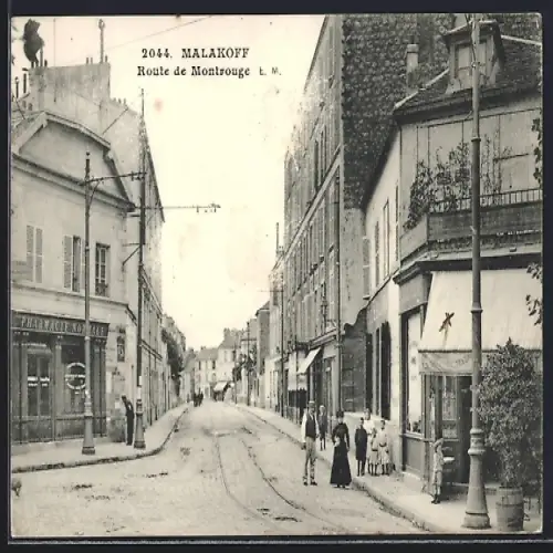 AK Malakoff, Route de Montrouge avec passants et bâtiments historiques