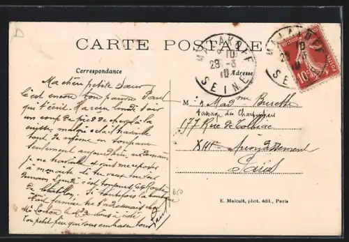 AK Malakoff, Route de Montrouge avec passants et bâtiments historiques