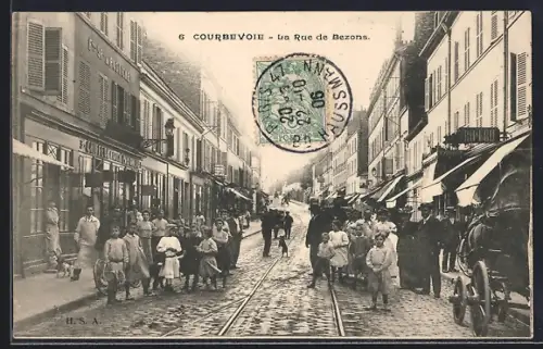 AK Courbevoie, La Rue de Bezons avec passants et calèche