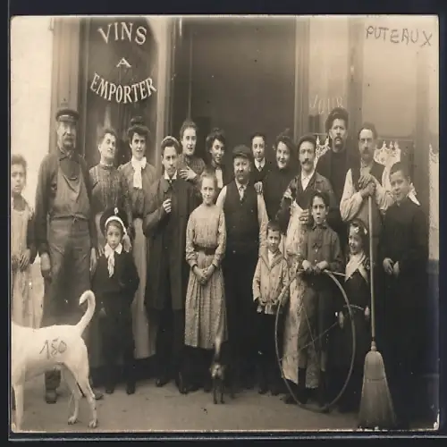 Foto-AK Puteaux, Groupe devant un magasin de vins à emporter