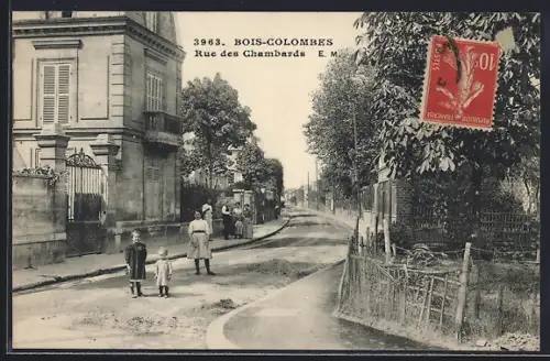 AK Bois-Colombes, Rue des Chambards avec des passants et une maison élégante