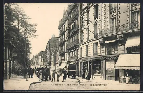 AK Asnières, Rue Denis-Papin animée avec passants et commerces
