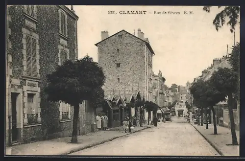 AK Clamart, Rue de Sèvres avec passants et architecture urbaine