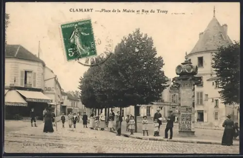 AK Clamart, Place de la Mairie et Rue du Trosy, animation urbaine avec enfants jouant