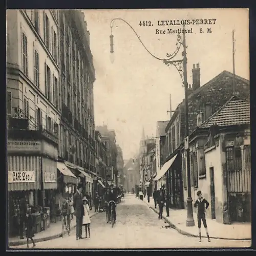 AK Levallois-Perret, Rue Martialval animée avec passants et vélos