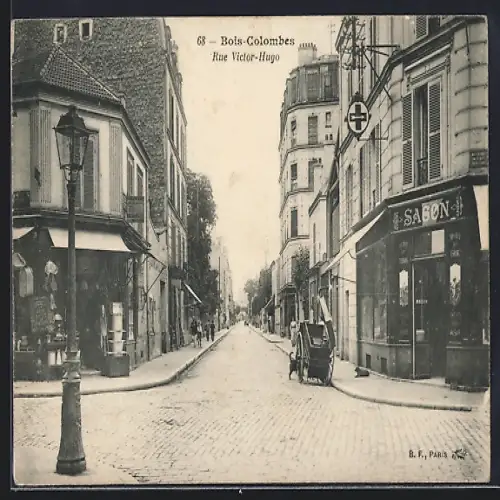 AK Bois-Colombes, Rue Victor-Hugo vue avec commerces et passants