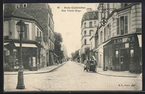 AK Bois-Colombes, Rue Victor-Hugo vue avec commerces et passants