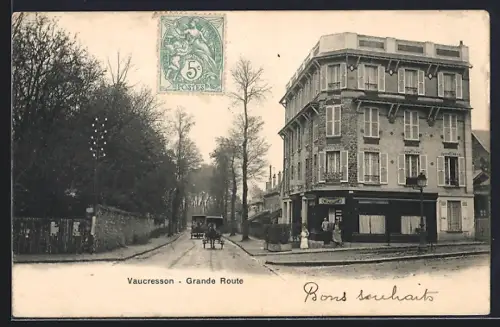 AK Vaucresson, Grande Route avec calèche et bâtiment d`angle