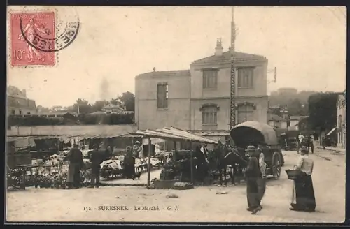 AK Suresnes, Le Marché animé devant un bâtiment historique