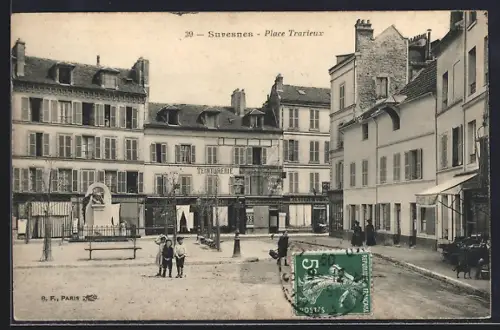 AK Suresnes, Place Trarieux avec enfants jouant sur la place