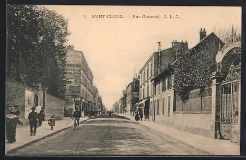 AK Saint-Cloud, Rue Gounod animée avec passants et cyclistes