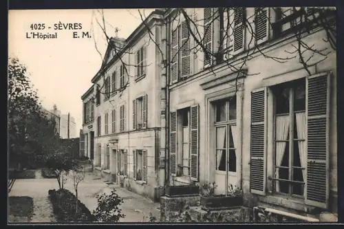 AK Sèvres, L`Hôpital et son jardin paisible