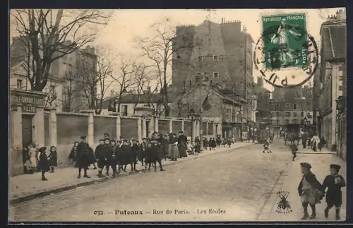 AK Puteaux, Rue de Paris, Les Écoles, enfants marchant le long de la rue devant l`école