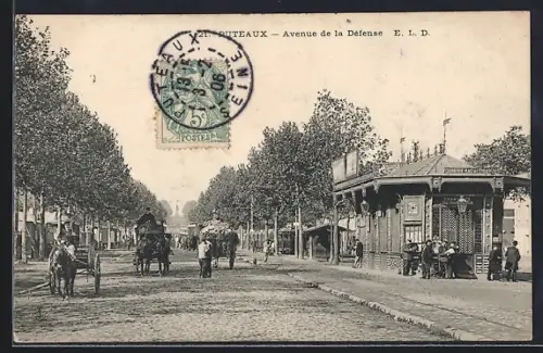 AK Puteaux, Avenue de la Défense avec calèches et passants