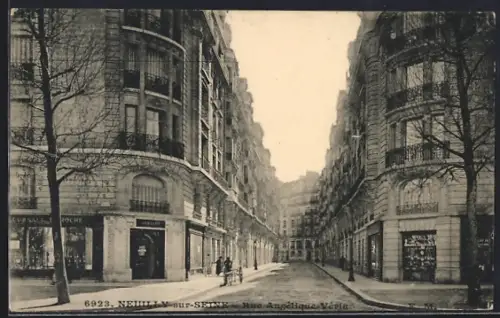 AK Neuilly-sur-Seine, Rue Amélie entourée de bâtiments haussmanniens