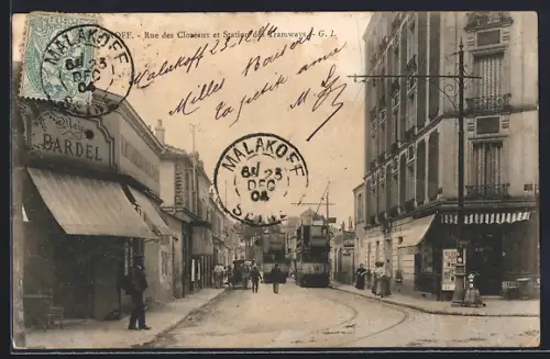 AK Malakoff, Rue des Clozeaux et tramway avec passants et bâtiments adjacents