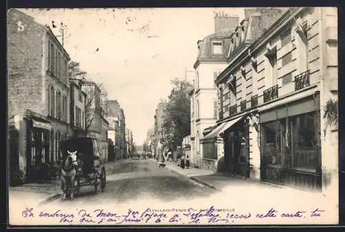 AK Levallois-Perret, Rue Trébois avec calèche et bâtiments historiques