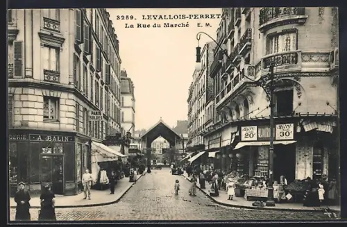 AK Levallois-Perret, La Rue du Marché animée avec boutiques et passants