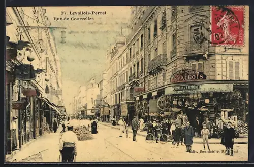 AK Levallois-Perret, Rue de Courcelles animée avec passants et boutiques