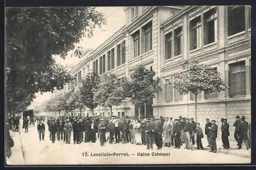 AK Levallois-Perret, Usine Clément avec ouvriers devant l`entrée