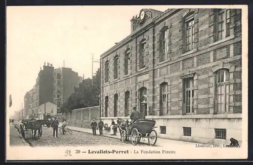 AK Levallois-Perret, La Fondation Pereire avec calèches sur la rue pavée