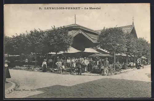 AK Levallois-Perret, Le Marché avec des visiteurs et des étals animés sous les arbres