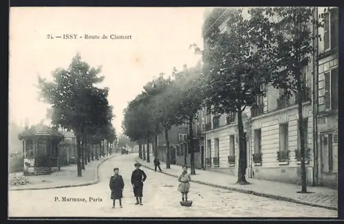 AK Issy, Route de Clamart avec des enfants jouant sur le trottoir