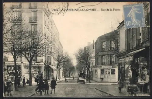 AK La Garenne-Colombes, Rue de la Pointe animée avec passants et voiture