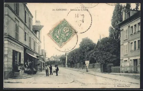 AK Garches, Avenue de la Celle avec passants et bâtiments historiques
