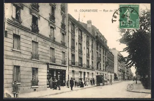 AK Courbevoie, Rue de l`Alma avec passants et calèche