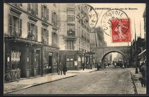 AK Courbevoie, La rue de Bezons avec boutiques et passants