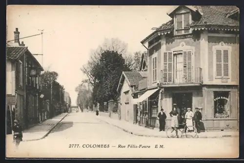 AK Colombes, Rue Félix-Faure avec passants et bâtiments historiques