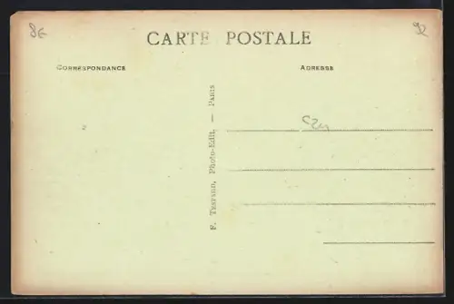 AK Colombes, Rue Félix-Faure avec passants et bâtiments historiques