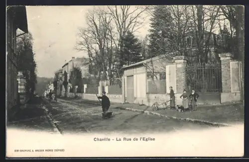 AK Chaville, La Rue de l`Église avec des passants et des maisons bordées d`arbres