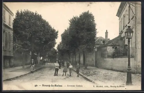 AK Bourg-la-Reine, Avenue Galois avec habitants et lampadaire