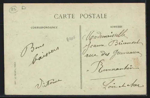 AK Bourg-la-Reine, Grande Rue animée avec passants et calèches