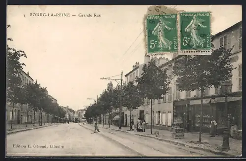 AK Bourg-la-Reine, Grande Rue animée avec passants et bâtiments alignés