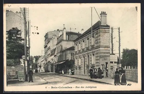 AK Bois-Colombes, Rue des Aubépines avec passants et bâtiments historiques